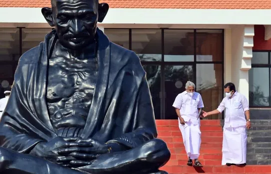 യാഥാർത്ഥ്യം തിരിച്ചറിയാത്ത മുതിർന്ന നേതാക്കൾ കോൺഗ്രസ് പാർട്ടിയിലും പാർലമെൻ്ററി പാർട്ടിയിലും ഒറ്റപ്പെടുന്നു ! പാർട്ടി നിലപാടിന് വിരുദ്ധമായ നിലപാട് സ്വീകരിക്കുന്ന മുതിർന്ന നേതാക്കളെ കൈവിട്ട് യുവ എം എൽ എമാരും. ഡിസിസി ഭാരവാഹികളെ നിശ്ചയിക്കുന്നതിൽ മുഖം തിരിഞ്ഞു നിൽക്കുന്ന ഗ്രൂപ്പുകളോട് കടുത്ത എതിർപ്പിൽ നേതൃത്വം ! ഗവർണർ - സർക്കാർ പോരിൽ ഗവർണറുടെ പക്ഷം ചേരാൻ ശ്രമിച്ച മുൻ പ്രതിപക്ഷ നേതാവിനെതിരെയും വിമർശനം. കോൺഗ്രസിൽ ഗ്രൂപ്പുകാലം കഴിയുന്നു