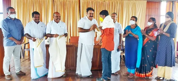 ശുചീകരണ വിഭാഗം ജീവനക്കാരെ പൊന്നാട അണിയിച്ചു നഗരസഭ ചെയർമാൻ