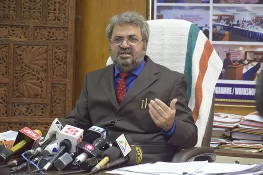 മുഖ്യതിരഞ്ഞെടുപ്പ് കമ്മിഷണര്‍ ടിക്കാറാം മീണയ്ക്ക് ഇക്കുറിയും വോട്ടര്‍ പട്ടികയില്‍ പേരില്ല. ലോക്സഭ വോട്ടര്‍ പട്ടികയില്‍ പേരുണ്ടായിരുന്നതിനാല്‍ ഈ ലിസ്റ്റിലും ഉണ്ടാകുമെന്നാണ് കരുതിയത്.  ബൂത്ത് ലെവല്‍ ഓഫിസര്‍ക്ക് ഇക്കാര്യം പരിശോധിക്കാമായിരുന്നുവെന്ന് ടിക്കാറാം മീണ.