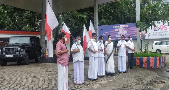 ഇന്ധനവില വർധനവിനെതിരെ കെടിയുസി (എം) ഉഴവൂര്‍ പെട്രോള്‍ പമ്പിനു മുന്നില്‍ സമരം നടത്തി