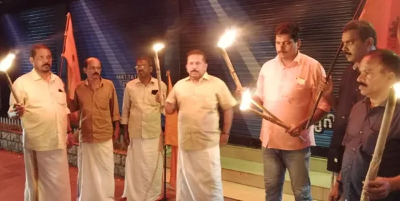 മാധ്യമ പ്രവർത്തകയെ പുറത്താക്കിയ സംഭവം; ബിഎംഎസ് പാലാ മുനിസിപ്പൽ കമ്മിറ്റി പന്തം കൊളുത്തി പ്രകടനം നടത്തി