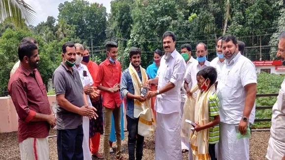 കൈത്തോട്ടില്‍ കാല്‍വഴുതി വീണ ഒന്നര  വയസുകാരിയെ രക്ഷിച്ച നാലുപേരെ ജോസ് കെ മാണി എംപി നേരിട്ടെത്തി ആദരിച്ചു