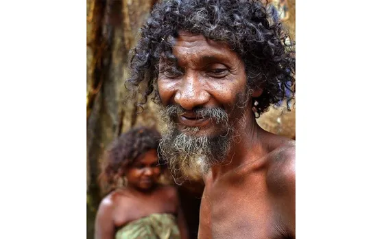 20 വർഷം മുൻപ് ഡൽഹിൽ വച്ചു നടന്ന റിപ്പബ്ലിക് ദിന പരേഡിൽ അഥിതികളായി ഭാര്യയുമൊത്ത് പങ്കെടുത്ത ആദിവാസി മൂപ്പൻ കരിമ്പുഴ മാത മാമൻ... ഈ പുഞ്ചിരിയും ഓർമ്മകളിലേക്ക്... (ലേഖനം)