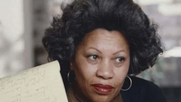 ആഫ്രിക്കന്‍ അമേരിക്കന്‍ ജനതയുടെ ജീവിതത്തെ കുറിച്ചെഴുതിയ  വിഖ്യാത അമേരിക്കന്‍ എഴുത്തുകാരി ടോണി മോറിസണ്‍ അന്തരിച്ചു