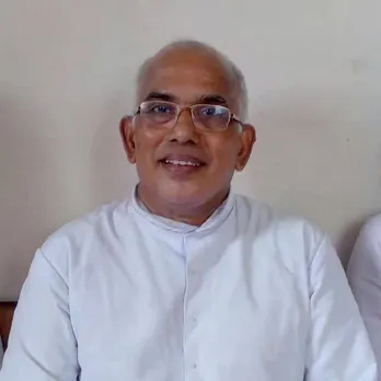 അൽഫോൻസാമ്മയുടെ വിശുദ്ധ വഴിയേ നടക്കുമ്പോൾ വള്ളോം പുരയിടത്തച്ചന് തൻ്റെ  ജീവിതം തന്നെ അത്ഭുതമായി തോന്നും ; തൻ്റെ  വിശുദ്ധപദവിയിലേക്കുള്ള പ്രാർത്ഥനാ വഴികളിൽ അദൃശ്യ സാന്നിധ്യമായി വന്ന് അൽഫോൻസാമ്മ റവ. ഫാ.ജോസഫ് വള്ളോം പുരയിടത്തേയും ഒപ്പം കൂട്ടിയ കഥ, അല്ല സംഭവം - ഇന്ന് വിശ്വാസികൾക്കും അത്ഭുതമാണ്.വിശുദ്ധ അൽഫോൻസാമ്മയുടെ നാമകരണ നടപടികൾക്കും, ഒടുവിലത്തെ "വിശുദ്ധ പദവി "യ്ക്കും നിർണ്ണായക നിമിത്തമായത് ഇപ്പോൾ ഭരണങ്ങാനം അൽഫോൻസാ തീർത്ഥാടന കേന്ദ്രം റെക്ടറായ വള്ളോം പുരയിടം അച്ചനാണ്. അനുഗ്രഹ പദവികളായി കാണുന്ന മൂന്ന് നിയോഗങ്ങൾ അച്ചന് ലഭിച്ചത് പാലാ രൂപതയെ നയിച്ച മൂന്ന് പ്രമുഖ മേലധ്യക്ഷൻ മാർ വഴിയും