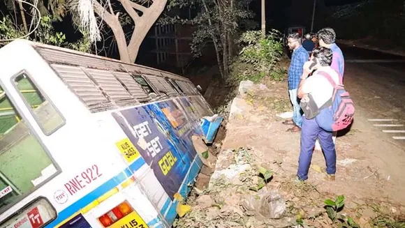 നിയന്ത്രണം വിട്ട കെഎസ്ആര്‍ടിസി ബസ്സ് കൊല്ലിയിലേക്ക് മറിഞ്ഞു