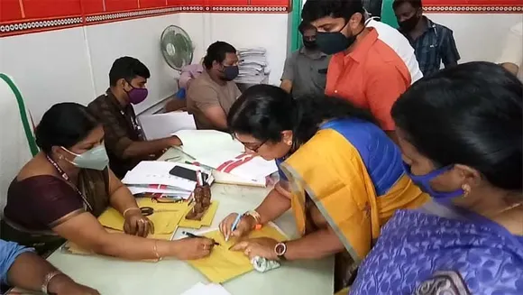 നാമനിര്‍ദ്ദേശ പത്രിക നല്‍കുന്ന അവസാന ദിവസം വന്‍ തിരക്ക്