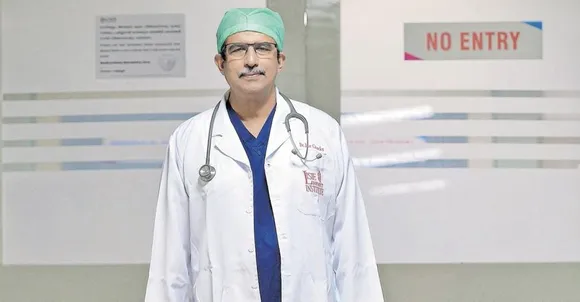 ആൻസലച്ചൻ പ്ലാസ്റ്റിക് കടലാസിൽ പൊതിഞ്ഞ വെള്ളിക്കുരിശ് വെഞ്ചരിച്ച് എന്റെ കയ്യിൽ തന്നിട്ടു പറഞ്ഞു – ‘ഡോക്ടർ ഈ കുരിശ് പോക്കറ്റിൽ സൂക്ഷിക്കുക. ശസ്ത്രക്രിയ കഴിഞ്ഞേ പോക്കറ്റിൽനിന്ന് എടുക്കാവൂ’; ഡോക്ടർ ജോസ് ചാക്കോ പെരിയപ്പുറത്തിന്റെഹൃദയം തൊട്ട അനുഭവക്കുറിപ്പുകൾ