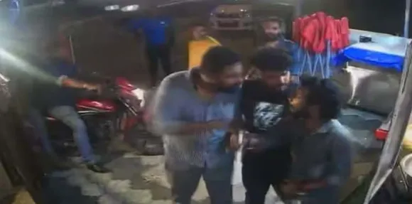 മദ്യ ലഹരിയിൽ യുവാവിനെ സംഘം ചേർന്ന് മർദ്ദിച്ചു; ഇരുചക്ര വാഹനം കടയ്ക്കുള്ളിലേക്ക് ഇടിച്ചുകയറ്റി