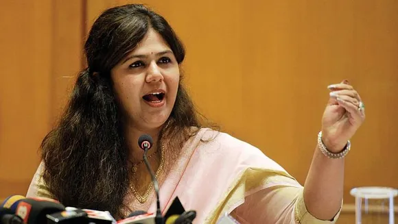 ദിവസങ്ങള്‍ നീണ്ട പ്രചാരണത്തിന്‍റെ ക്ഷീണത്തില്‍ ബിജെപിയുടെ ഗ്ലാമര്‍ മന്ത്രി പങ്കജ മുണ്ടെ തെരഞ്ഞെടുപ്പ് റാലിയില്‍ തളര്‍ന്നുവീണു