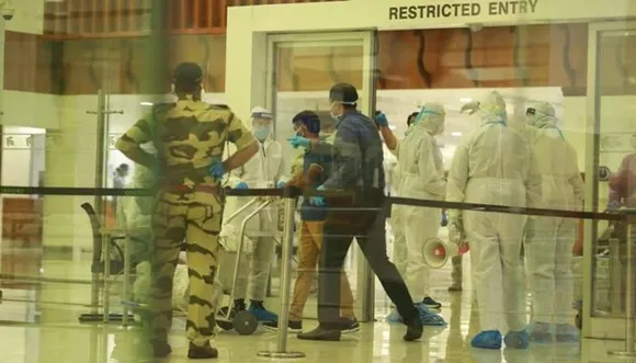 'വന്ദേ ഭാരത്' ദൗത്യം: ആദ്യ ദിനം നാട്ടിലെത്തിയത് 363 പ്രവാസികള്‍; എട്ടു പേരെ ഐസോലേഷനിലേക്ക് മാറ്റി; ഗര്‍ഭിണികളെയും കുട്ടികളെയും വീടുകളില്‍ നിരീക്ഷിക്കും