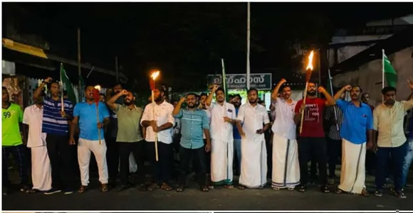 വൈദ്യുതി ചാർജ് വർദ്ധനക്കെതിരെ യൂത്ത് ലീഗിന്റെ ചൂട്ട് പ്രതിഷേധം