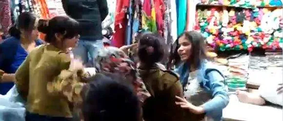 'ആന്റി' എന്ന് വിളിച്ചത് ഇഷ്ടപ്പെട്ടില്ല; പെണ്‍കുട്ടിയെ ക്രൂരമായി മര്‍ദിച്ച് യുവതി,  പെണ്‍കുട്ടിയെ രക്ഷിച്ചത് വനിതാ പൊലീസ് എത്തി