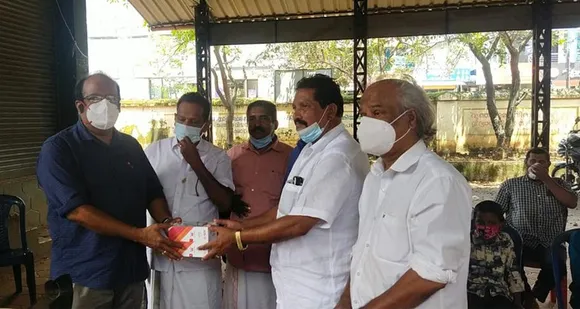 മണ്ണാർക്കാട് ജിഎംയുപി സ്കൂളിലെ ഡിജിറ്റൽ ലൈബ്രറിയിലേക്ക് സ്മാർട്ട് ഫോണുകൾ സംഭാവന ചെയ്ത് പഠനമുന്നേറ്റത്തിന് കൈ താങ്ങായി ലയൺസ് ക്ലബ്ബ്