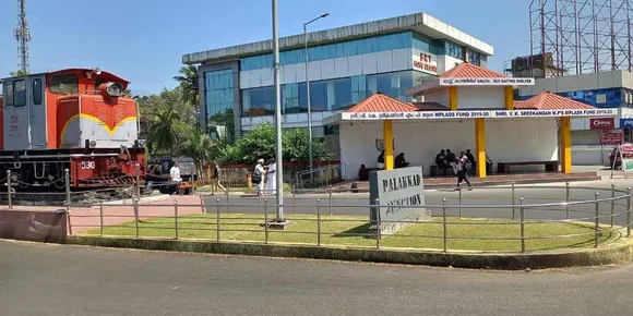 ഒലവക്കോട് റെയിൽവേസ്റ്റേഷന് മുൻപിൽ സ്റ്റോപ്പ് അനുവദിച്ചിട്ടും ബസ്സുകൾ നിർത്തുന്നില്ലെന്ന് പരാതിയുമായി യാത്രക്കാര്‍