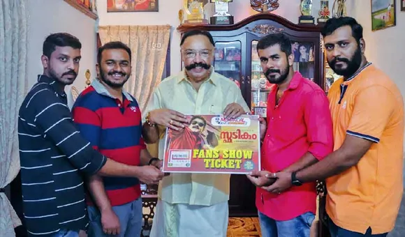 എകെഎംഎഫ്‌സിഡബ്ല്യുഎ പാലാ ഏരിയ കമ്മറ്റിയില്‍ നിന്ന് സ്ഫടികം ഫാന്‍സ് ഷോ ആദ്യ ടിക്കറ്റ് പ്രശസ്ത സിനിമ താരം ചാലി പാലാ ഏറ്റുവാങ്ങി