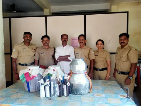 രണ്ട് പ്ലാസ്റ്റിക്ക് കുടങ്ങളിലായി  50 ലിറ്റര്‍ കോടയും ഒരു ലിറ്റര്‍ ചാരായവും വാറ്റ് ഉപകരണങ്ങളും; വീട്ടില്‍ ചാരായം വാറ്റിയയാൾ പിടിയില്‍