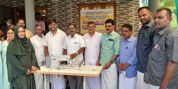നാഷണൽ എൻജിഒ കോൺഫെഡറേഷൻ സംരംഭകത്വ വികസന പദ്ധതിയുടെ ഭാഗമായി മലമ്പുഴ മല്ലിക അർജ്ജുന ചാരിറ്റബിൾ ട്രസ്റ്റ്  വനിതകൾക്ക് തയ്യൽ മെഷിൻ നൽകി