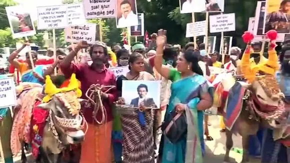 നടന്‍ സൂര്യയ്ക്ക് ആദരവ് അര്‍പ്പിച്ച് തമിഴ്‌നാട്ടിലെ ഗോത്രവിഭാഗത്തിലെ ജനത