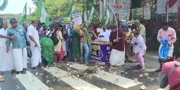 നാളികേരള താങ്ങുവില വർദ്ധിപ്പിക്കാത്തതിൽ പ്രതിഷേധിച്ച് കിസാൻ ജനതയുടെ നേതൃത്വത്തിൽ പാലക്കാട് സിവിൽ സ്റ്റേഷനു മുന്നിൽ നാളികേരമുടച്ച്‌ പ്രതിഷേധിച്ചു