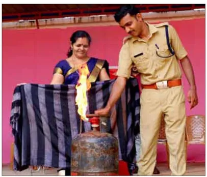 എല്ലാവരും നോക്കി നിൽക്കെ, മിനി ടീച്ചർ ഓടിയടുത്തു; പാചക  തീ പറ പറന്നു ......