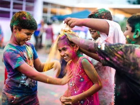 ഹോളി ആഘോഷങ്ങളുടെ വർണ്ണ മനോഹര ദൃശ്യങ്ങൾ ...