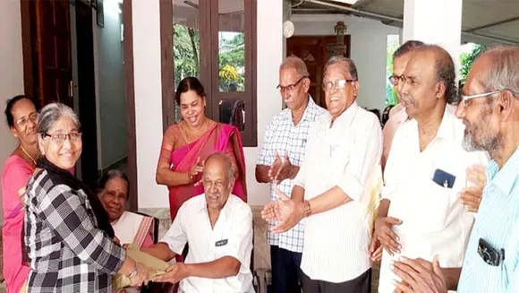 കാഞ്ഞങ്ങാട് കടന്ന് അവരെത്തി പ്രിയ ഗുരുവിനെ കാണാൻ