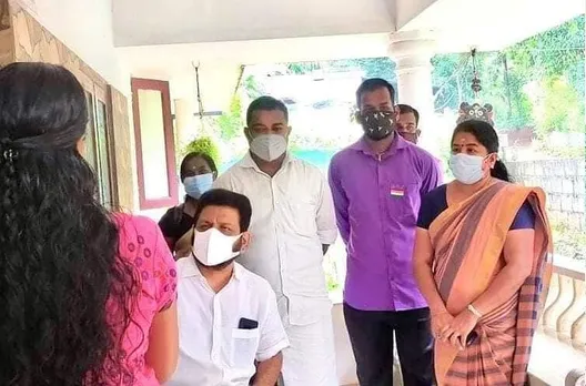 മുകേഷിനെ വിളിച്ചത് എന്തോ വലിയ അപരാധമായിപ്പോയെന്നും എംഎല്‍എ പോലീസില്‍ പരാതിപ്പെടാന്‍ പോകുകയാണെന്നും അഭ്യൂഹം പരത്തിയതോടെ വിവാദത്തില്‍ നിന്നും പിന്മാറി മുകേഷിനെ ഫോണില്‍ വിളിച്ച പത്താം ക്ലാസുകാരന്‍റെ കൂടുംബം ? ആ വിവാദവും ഒതുക്കികൂട്ടിയത് അധികാരം ആയുധമാക്കി  !!