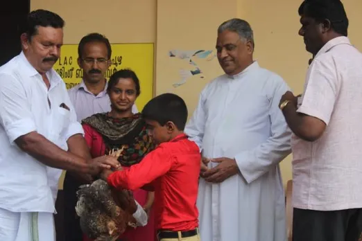 നെയ്യശ്ശേരിയില്‍ സൗജന്യ കോഴിവിതരണം നടന്നു