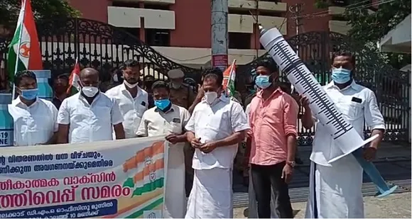 പാലക്കാട്‌ ജില്ലയിൽ വാക്സിൻ വിതരണത്തിൽ വീഴ്ചയുണ്ടെന്നും പ്രവാസികളോട് അവഗണന കാണിക്കുകയാണെന്നും ആരോപിച്ച് യൂത്ത് കോൺഗ്രസ്സ് കുത്തിവെപ്പ് സമരം നടത്തി