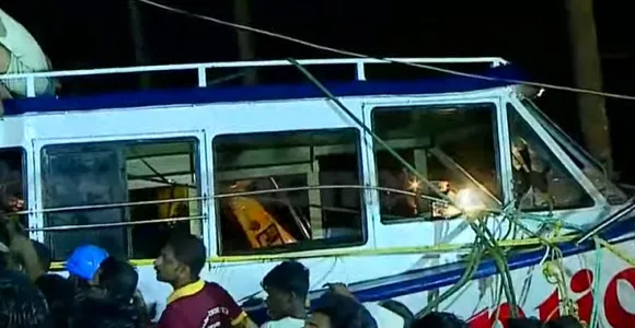 ജലയാത്രയായാലും റോഡ് യാത്രയായാലും എല്ലാ തരത്തിലും സുരക്ഷ ഉറപ്പാക്കേണ്ടത് അത്യാവശ്യമാണ്; സര്‍ക്കാര്‍ തന്നെയാണ് അതിനു വേണ്ട സൗകര്യങ്ങള്‍ ഒരുക്കേണ്ടത്; ഒരു വര്‍ഷം കേരളത്തില്‍ ഏകദേശം 4500 പേരാണ് റോഡപകടങ്ങളില്‍ മരിക്കുന്നത് ! അപകടം നമ്മോടൊപ്പം എപ്പോഴുമുണ്ട്; യാത്രയിലെ സുരക്ഷിതത്വം-മുഖപ്രസംഗത്തില്‍ ജേക്കബ് ജോര്‍ജ്‌