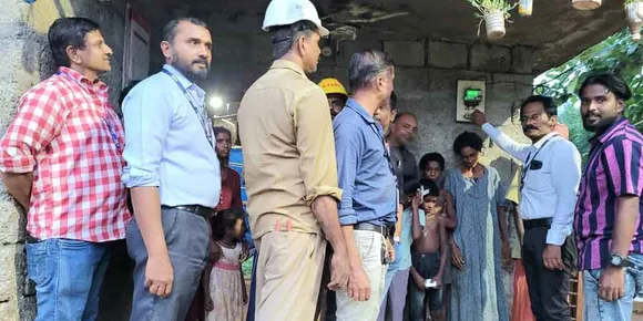 വൈദ്യുതി കുടിശ്ശിക വരുത്തിയതിനെ തുടർന്ന് മീറ്റർ ഊരാൻ വന്ന കെഎസ്ഇബി ജീവനക്കാർ വീട്ടുകാരുടെ ദുരവസ്ഥ കണ്ട് കണക്ഷൻ തിരികെ നൽകി