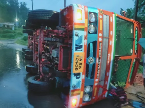 എം.സി. റോഡിൽ പുതുവേലി ആച്ചിക്കൽ ഭാഗത്ത് റബ്ബർ കയറ്റി വന്ന ലോറി മറിഞ്ഞു