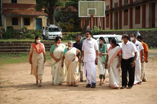 അതിരാവിലെ തന്നെ വോട്ട് ചെയ്ത് പാലായിലെ എൽ.ഡി.എഫ് സ്ഥാനാർത്ഥി ജോസ് കെ.മാണി; ജോസ് കെമാണി വോട്ട് രേഖപ്പെടുത്തിയത് കുടുംബത്തോടൊപ്പം  !