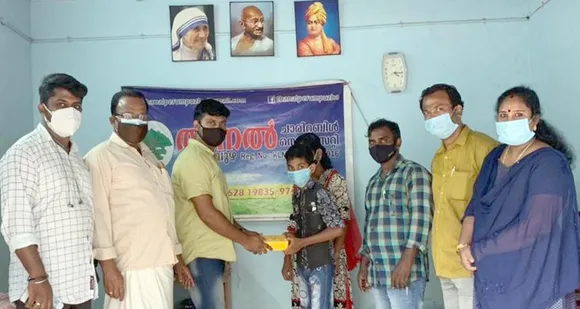 ഓൺലൈൻ പഠനത്തിന് മൊബൈൽ ഫോൺ നൽകി തണൽ പെരുമ്പുഴ