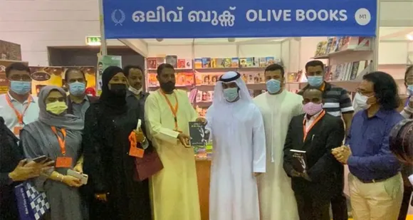 ഷാർജ പുസ്തകമേള; എം. മുകുന്ദന്റെ പ്രസിദ്ധ നോവലായ ‘മയ്യഴി പുഴയുടെ തീരങ്ങളിന്‍റെ’ അറബി പരിവർത്തനം 'അലാ ഇഫാഫി മയ്യഴി 'ഹിസ് ഹൈനസ് ശൈഖ് മാജിദ് റാഷിദ് അൽ മുഅല്ല ഒലിവ് പബ്ലിക്കേഷൻ ഗൾഫ് കോര്‍ഡിനേറ്റർ സലാം പാപ്പിനിശ്ശേരിക്ക് നല്‍കി പ്രകാശനം ചെയ്തു