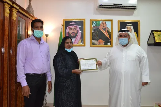 കൊറോണക്കാലത്തെ സേവനപ്രവർത്തനങ്ങൾക്ക് നവയുഗം ജീവകാരുണ്യപ്രവർത്തകരായ മണിക്കുട്ടനെയും, മഞ്ജുവിനെയും സൗദി ലേബർ വകുപ്പ് ആദരിച്ചു.