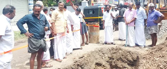 പൊന്നാനി തവനൂർ റോഡിൽ കുഴി ;  വാട്ടർ അതോറിറ്റി എൻജിനീയറെ ഉപരോധിച്ചു