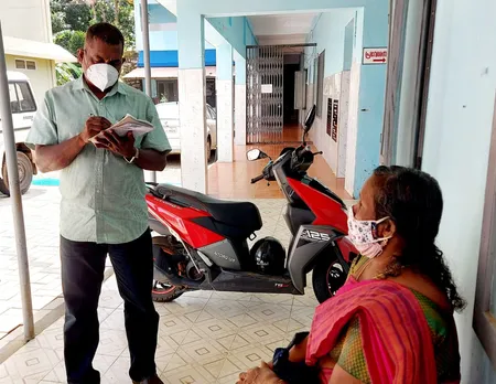 രണ്ടാം ഘട്ട വാക്സിൻ കിട്ടാതെ കരഞ്ഞ് വിളിച്ച് സുഭദ്ര എത്തിയത് സമരക്കാരുടെ മുന്നിൽ; പ്രശ്നം തിരക്കിയ പോലീസ് രഹസ്യാന്വേഷണ വിഭാഗം ഉദ്യോഗസ്ഥൻ ഇടപെട്ടപ്പോൾ ഞൊടിയിൽ സുഭദ്രയ്ക്ക് വാക്സീൻ കിട്ടി !