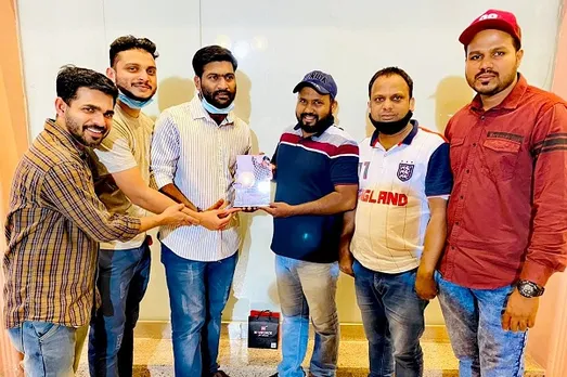 പ്രവാസ ജീവിതം മതിയാക്കി നാട്ടിലേക്ക്‌ പോകുന്ന ജിതിൻ ചന്ദ്രന് കുവൈത്ത് കാറഡുക്ക പഞ്ചായത്ത് കൂട്ടായ്മ യാത്രയപ്പ്‌ നൽകി