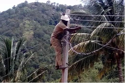 പുകഴ്ത്തിയില്ലെങ്കിലും ഞങ്ങളെ കാണാതെ പോകരുതേ.... കൊറോണക്കാലത്ത് ആരോഗ്യ- പോലീസ് - റവന്യൂ വകുപ്പുകളെ ഏറെ അനുമോദിക്കുന്നവരോട് സംസ്ഥാനത്തെ വൈദ്യുതി വകുപ്പ് ജീവനക്കാരുടെ അപേക്ഷയാണിത് 
