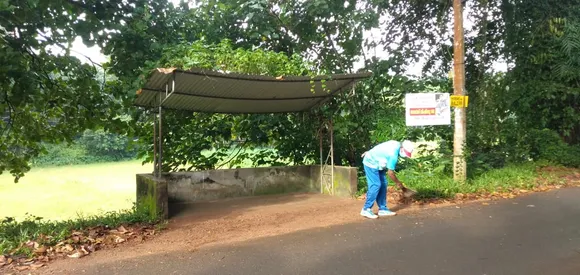 ഏഴാച്ചേരി ഗ്രാമത്തിലെ  കണ്ടൈന്‍മെന്റ് സോണില്‍ ശുചീകരണത്തില്‍ ഒറ്റയാള്‍ പോരാട്ടവുമായി റിട്ട. പോലീസ് ഉദ്യോഗസ്ഥന്‍.