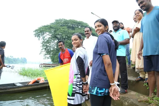 സൈറ സുൽത്താനയും അനഘ സൂരജും കൈകൾ പുറകിൽ ബന്ധിച്ച് പെരിയാർ നീന്തിക്കടന്നു