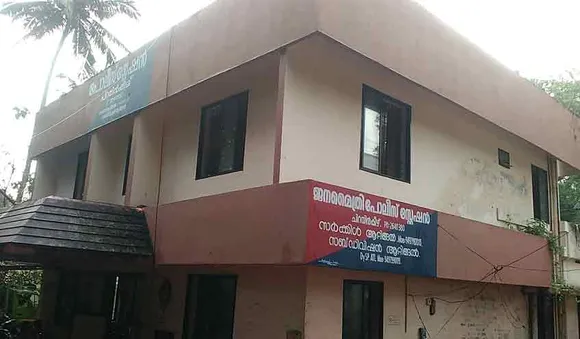 ആറ്റിങ്ങലിൽ അറസ്റ്റ് ചെയ്യാനെത്തിയ പോലീസുകാർക്ക് വെട്ടേറ്റു; വിലങ്ങുമായി പ്രതി രക്ഷപ്പെട്ടു. പിന്നീട് പോലീസ് പിടികൂടി
