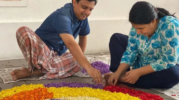 ഓണാശംസകൾ നേർന്ന് മന്ത്രി പി. എ. മുഹമ്മദ് റിയാസ്; ഭാര്യ വീണയോടൊപ്പം ഓണപൂക്കളം ഇടുന്നതിന്റെ ചിത്രം സമൂഹമാദ്ധ്യമങ്ങളിൽ പങ്കുവെച്ചാണ് മന്ത്രി ഓണാശംസകൾ നേർന്നത്
