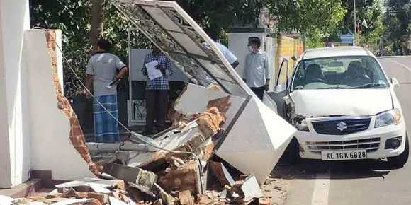ചാത്തന്നൂരിൽ നിയന്ത്രണം വിട്ട കാർ മതിൽ തകർത്തു; ഡ്രൈവര്‍ പരിക്കേല്ക്കാതെ രക്ഷപ്പെട്ടു
