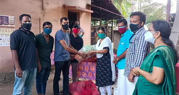 അർഹരായ ആളുകളുടെ വിശപ്പടക്കാൻ മുൻകൈ എടുത്ത് സ്വരൂപിച്ച ഫണ്ടുപയോഗിച്ച് പച്ചക്കറി മുതൽ പലചരക്കു സാധനങ്ങൾ വരെ എത്തിച്ചു നൽകി കെഎല്‍ - 51 എന്ന വാട്സാപ്പ് ഗ്രൂപ്പിന്‍റെ സേവനം ശ്രദ്ധേയമാകുന്നു