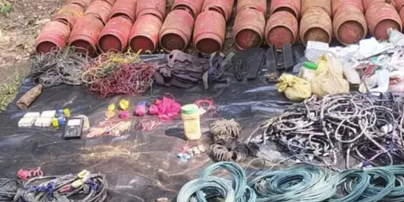 ജാർഖണ്ഡിൽ മാവോയിസ്‌റ്റുകളുടെ വൻ ബോംബ് ശേഖരം കണ്ടെത്തി പോലീസ്