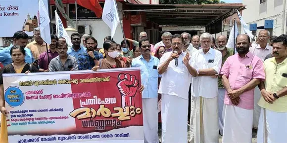 ഇ-പോസ് മെഷീൻ സംവിധാനം റേഷൻ വ്യാപാരികളെയും കാർഡ് ഉടമകളെയും കഷ്ടപ്പെടുത്തുന്നതായി റേഷൻ വ്യാപാരികൾ; വിവിധ ആവശ്യങ്ങൾ ഉന്നയിച്ച് പാലക്കാട് റേഷൻ വ്യാപാരി സംയുക്ത സമിതി പോസ്റ്റ് ഓഫീസ് മാർച്ചും ധർണയും നടത്തി