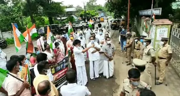 ജില്ലയിലെ പീഡന വിവാദം സിപിഎമ്മിന് വീണ്ടും തലവേദനയാവുന്നു. ചിറ്റൂർ തത്തമംഗലം നഗരസഭാ സിപിഎം കൗൺസിലറെ പുറത്താക്കണമെന്നാവശ്യപ്പെട്ട് കോൺഗ്രസും പോഷക സംഘടനകളും നഗരസഭയിലേക്ക് മാർച്ച് നടത്തി